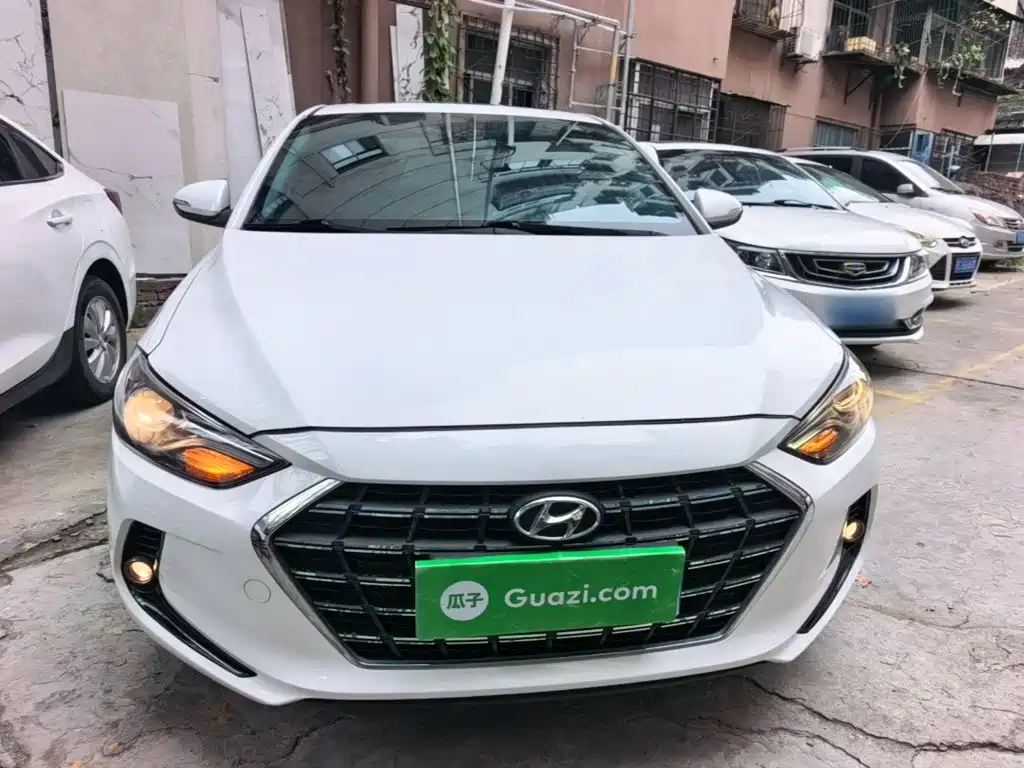 Hyundai Elantra — фото 3