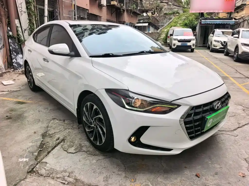 Hyundai Elantra — фото 4