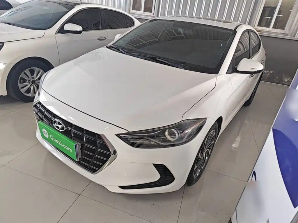 Hyundai Elantra — фото 2