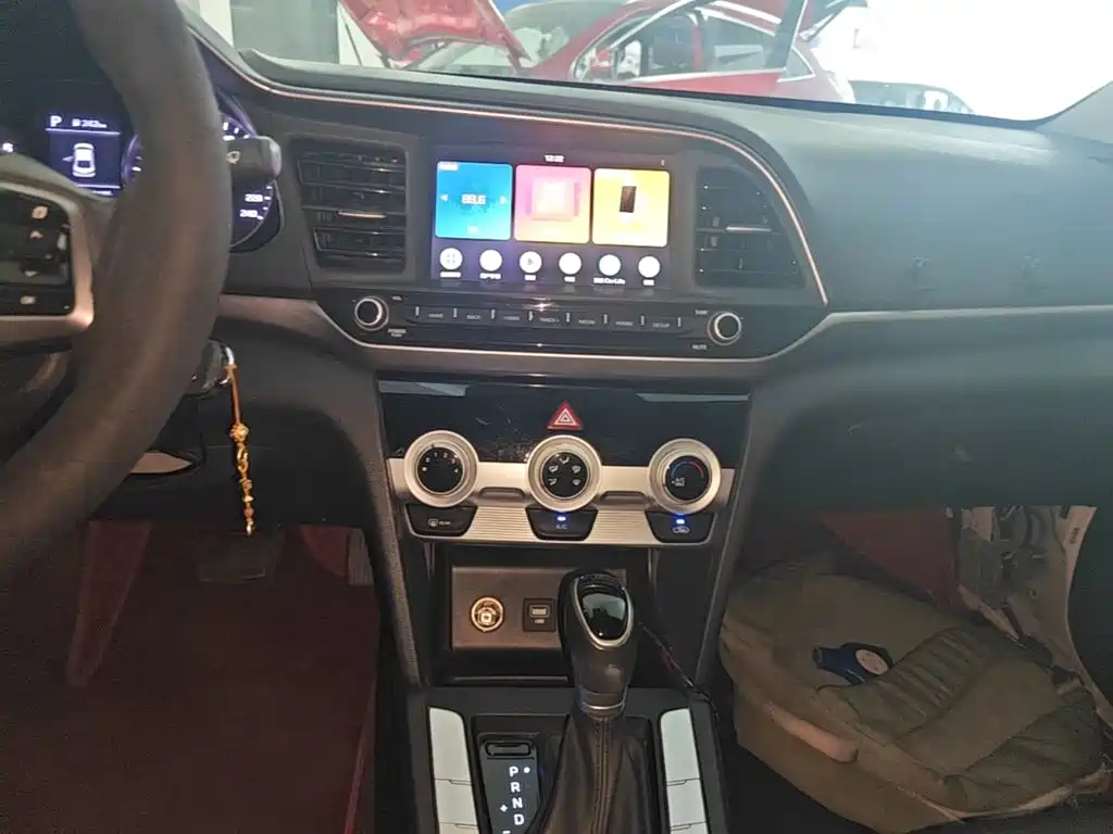 Hyundai Elantra — фото 13