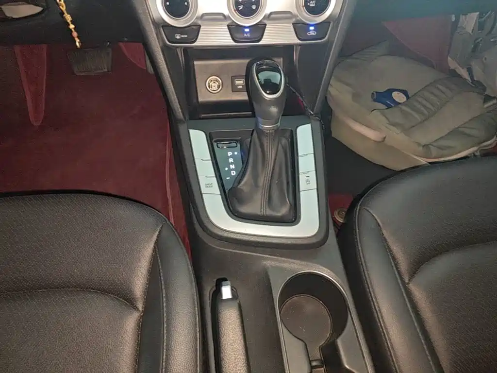 Hyundai Elantra — фото 14