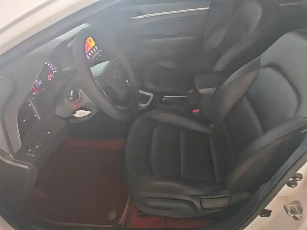 Hyundai Elantra — фото 15