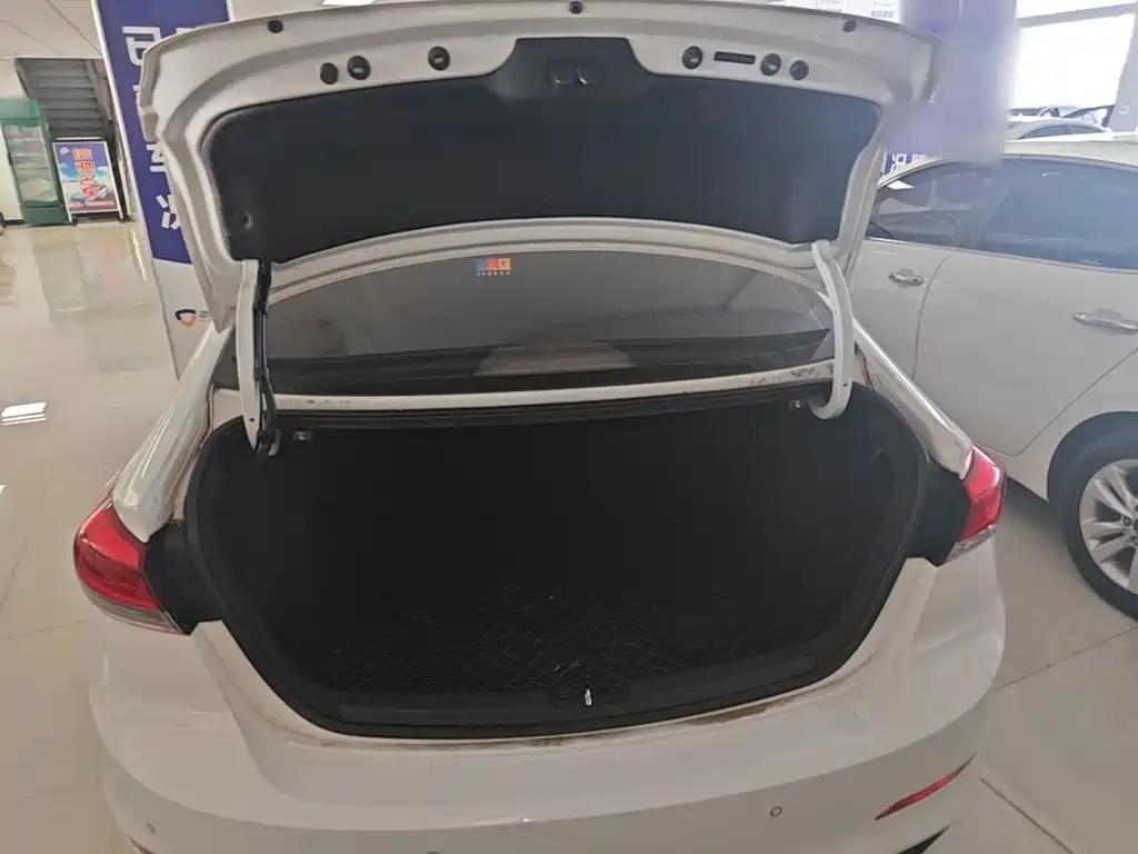 Hyundai Elantra — фото 19