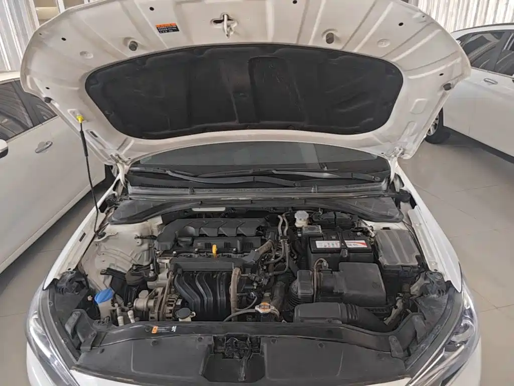 Hyundai Elantra — фото 20