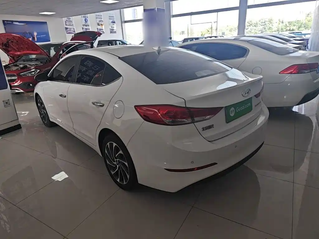 Hyundai Elantra — фото 5