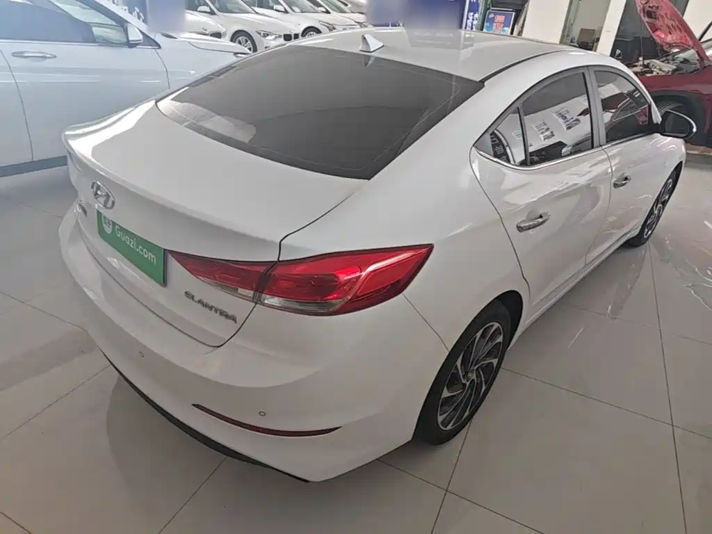 Hyundai Elantra — фото 7