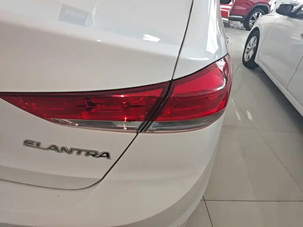 Hyundai Elantra — фото 8