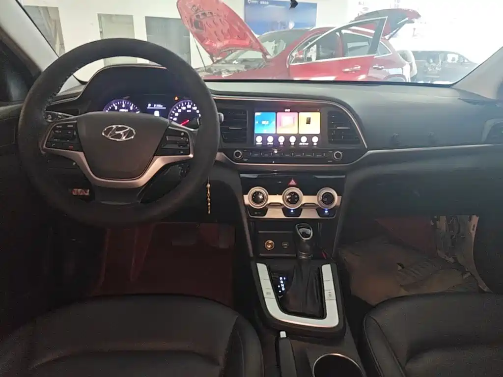 Hyundai Elantra — фото 10