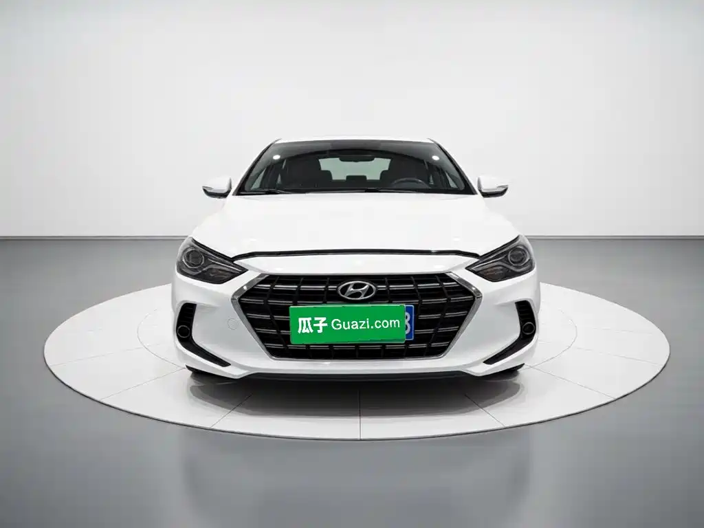 Hyundai Elantra — фото 2