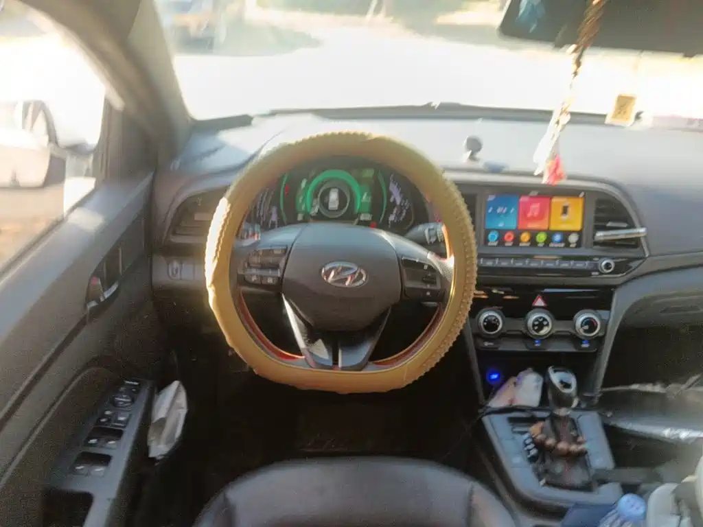 Hyundai Elantra — фото 11