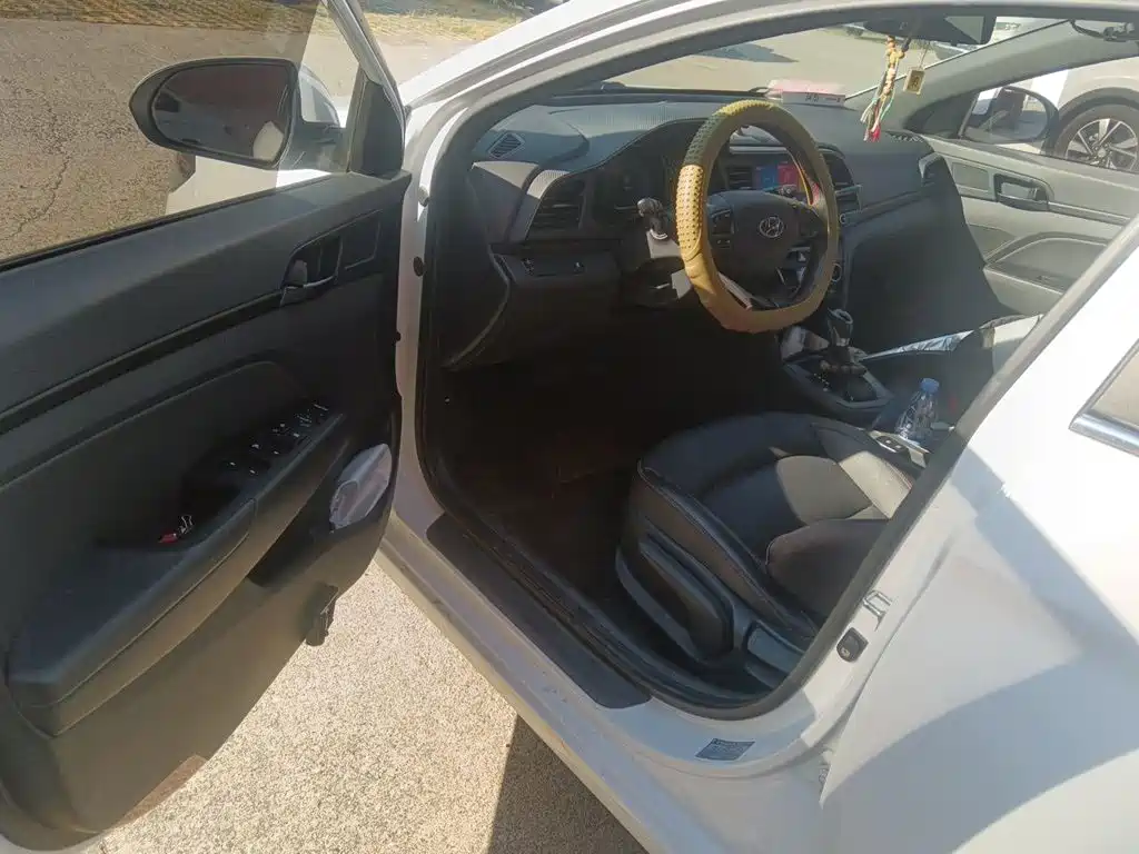 Hyundai Elantra — фото 17