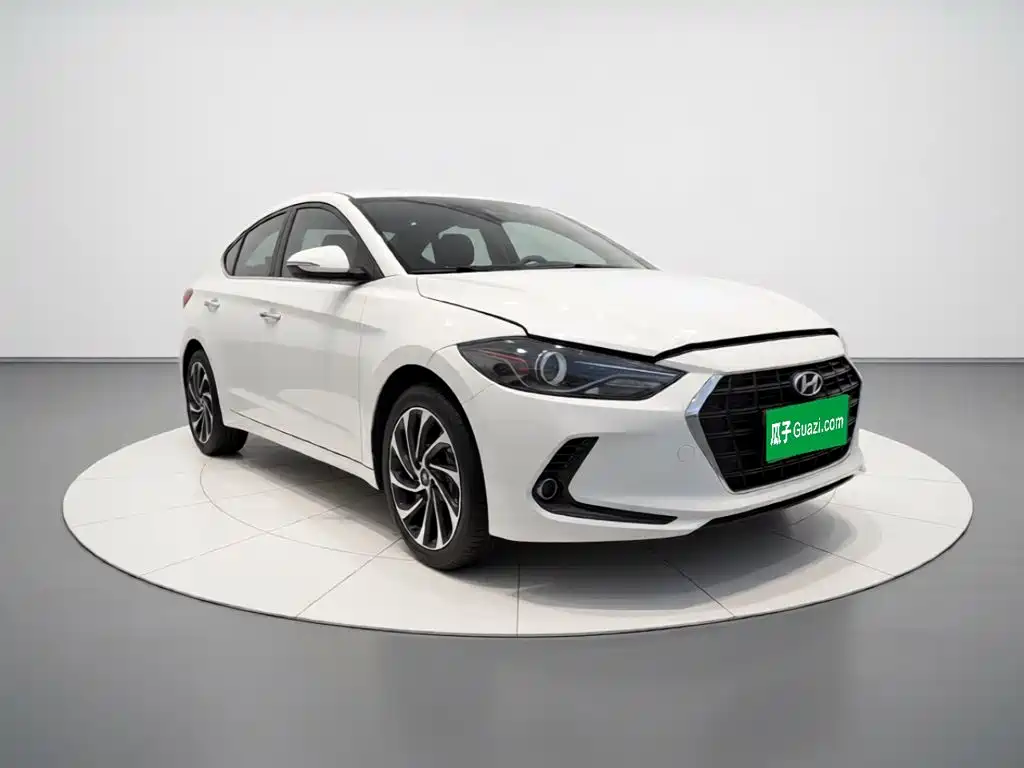 Hyundai Elantra — фото 3