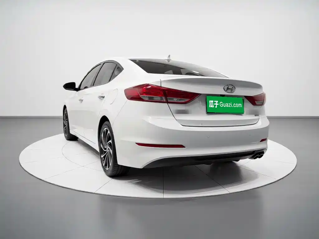 Hyundai Elantra — фото 4