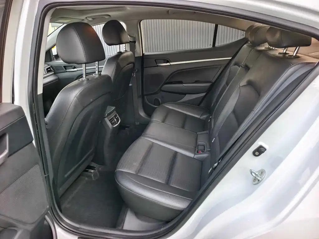 Hyundai Elantra — фото 11