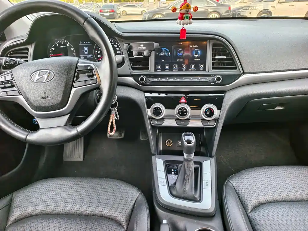 Hyundai Elantra — фото 13