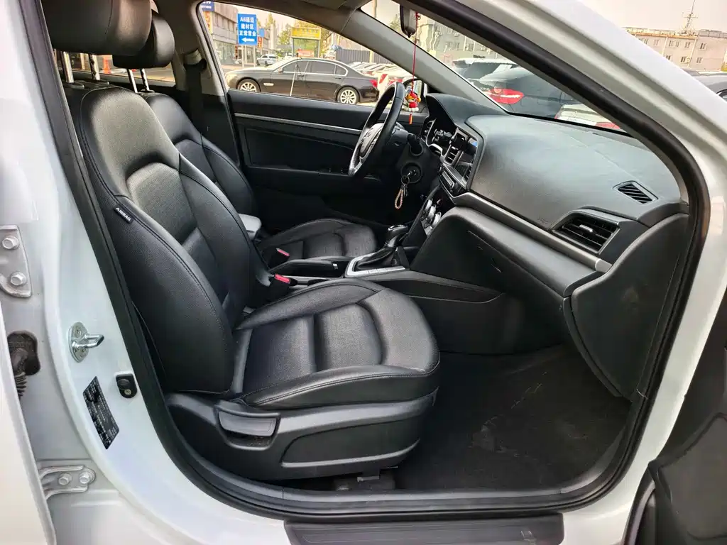 Hyundai Elantra — фото 15