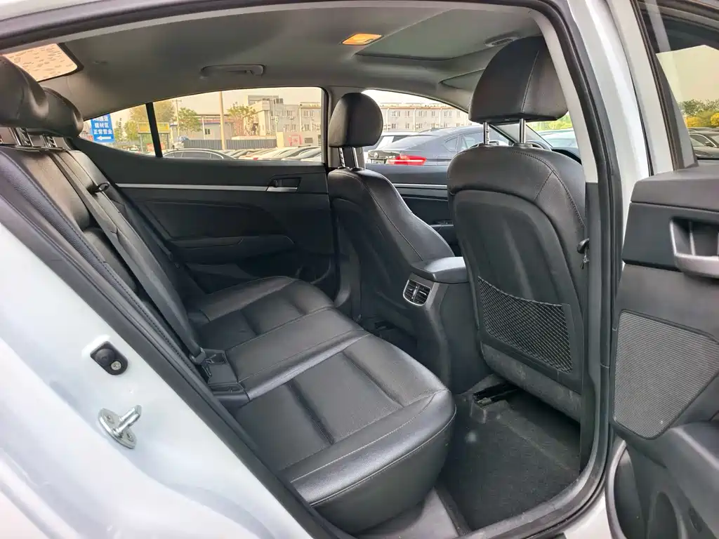 Hyundai Elantra — фото 20