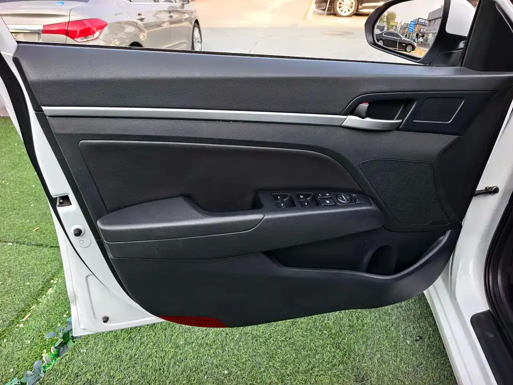 Hyundai Elantra — фото 10