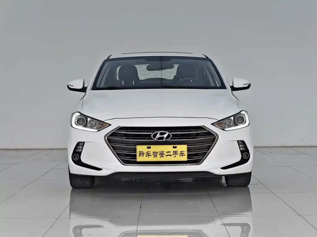 Hyundai Elantra — фото 2