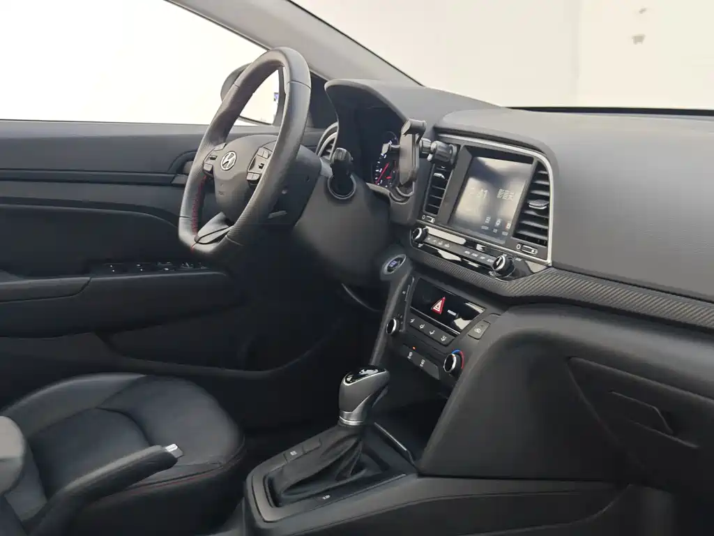 Hyundai Elantra — фото 11