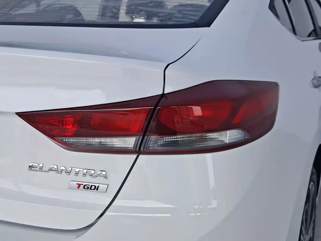 Hyundai Elantra — фото 13