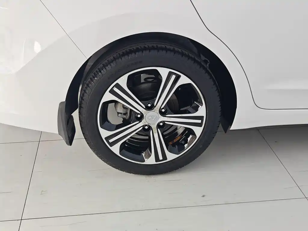 Hyundai Elantra — фото 17