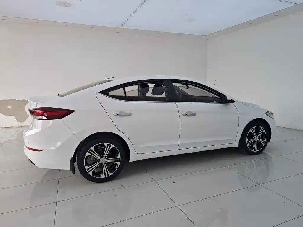 Hyundai Elantra — фото 18