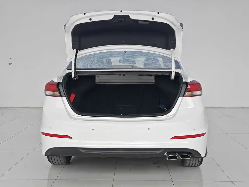 Hyundai Elantra — фото 19