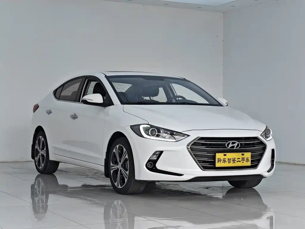 Hyundai Elantra — фото 3