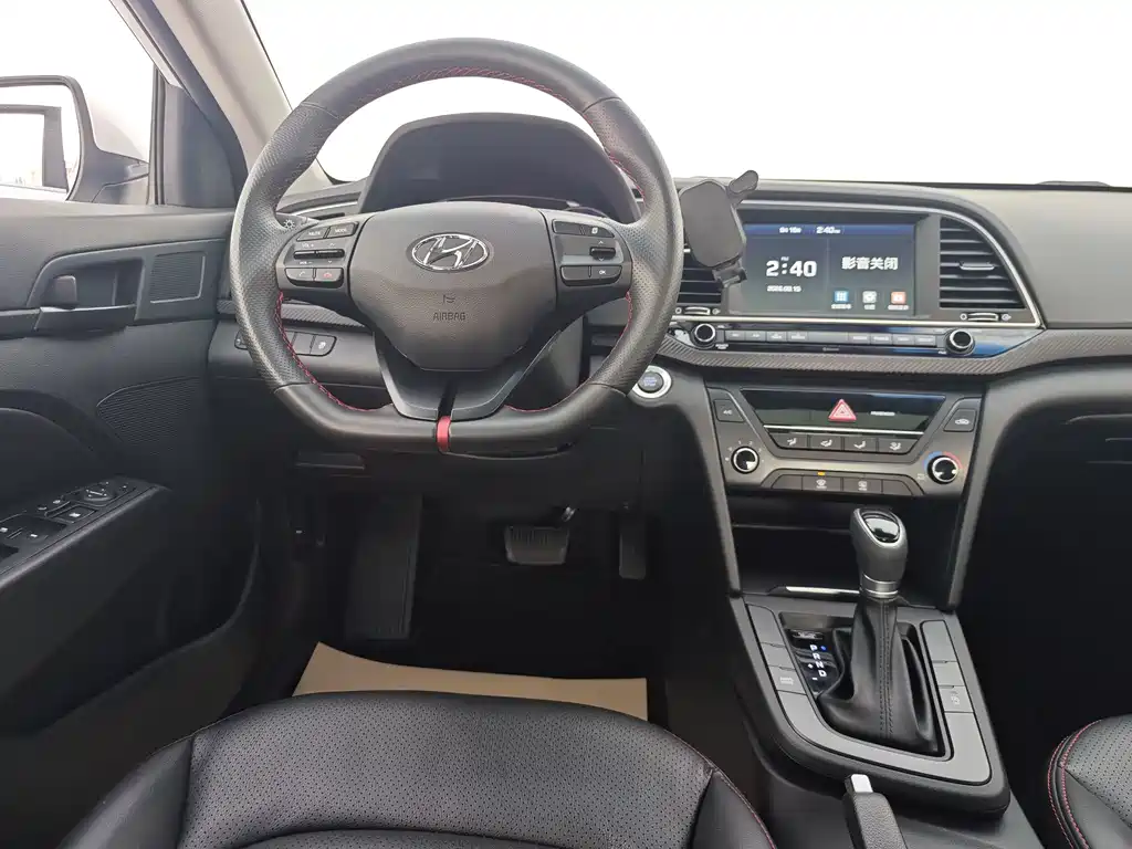 Hyundai Elantra — фото 21