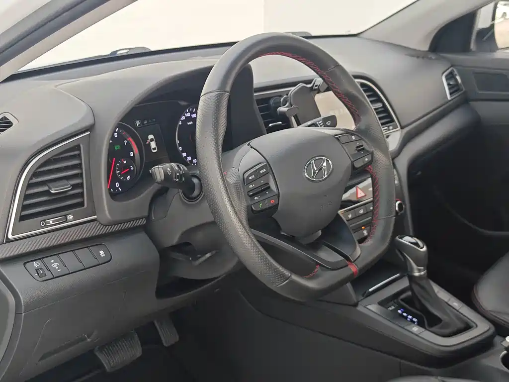 Hyundai Elantra — фото 23