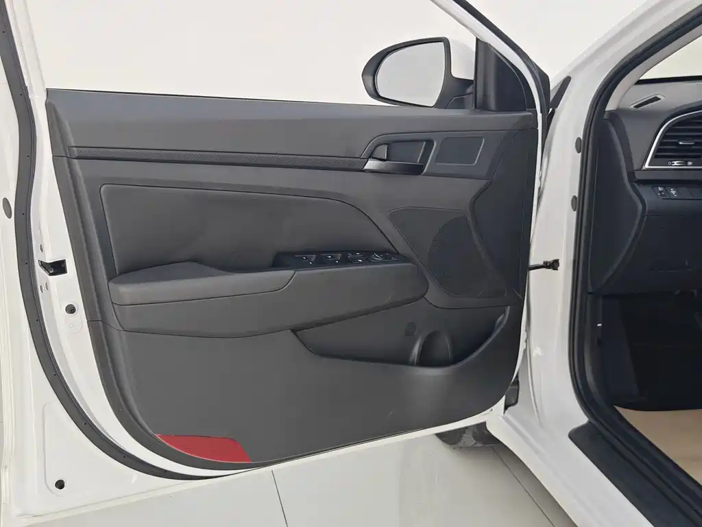 Hyundai Elantra — фото 25