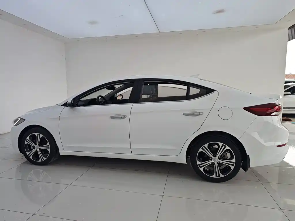 Hyundai Elantra — фото 27