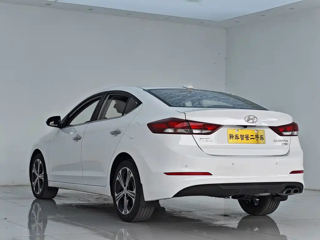 Hyundai Elantra — фото 4