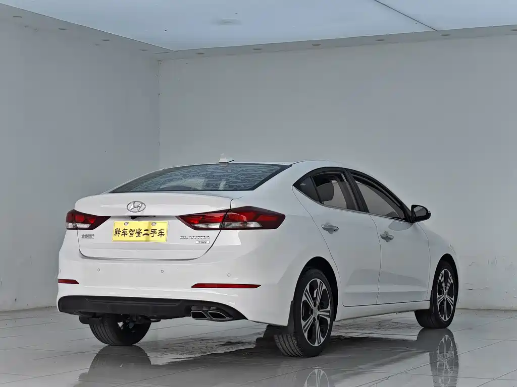 Hyundai Elantra — фото 6
