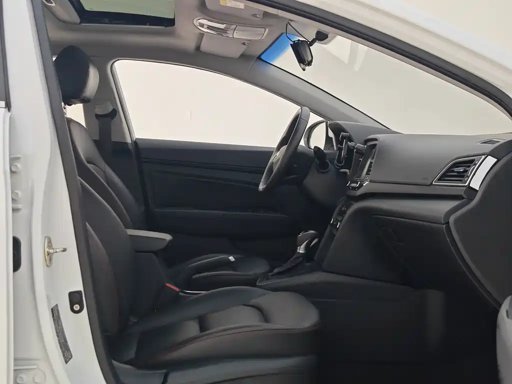 Hyundai Elantra — фото 10