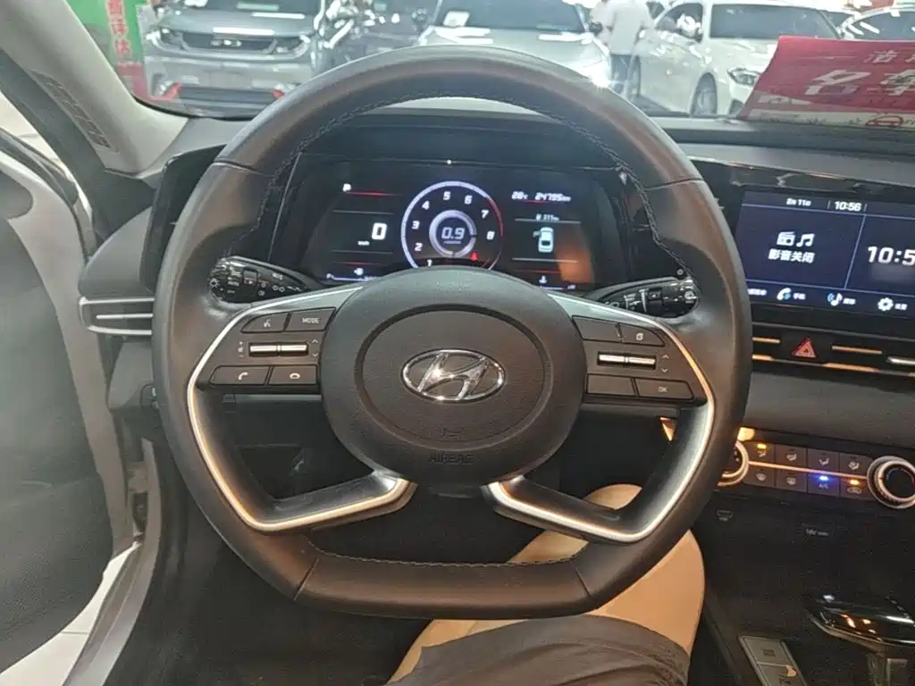Hyundai Elantra — фото 11