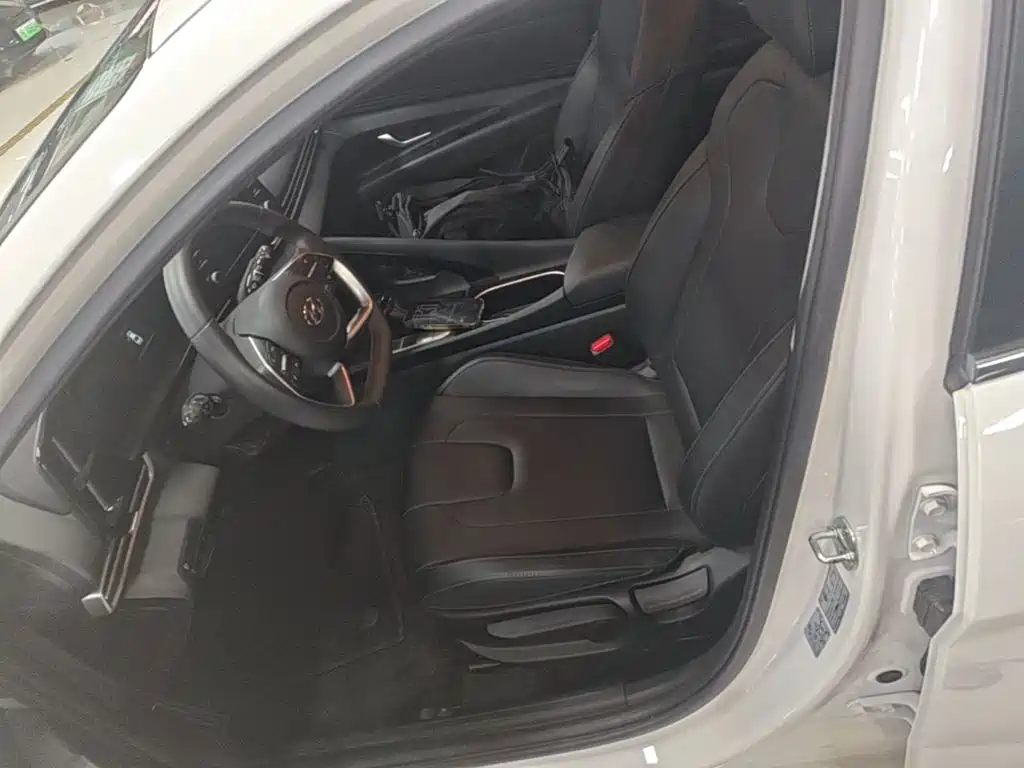 Hyundai Elantra — фото 15