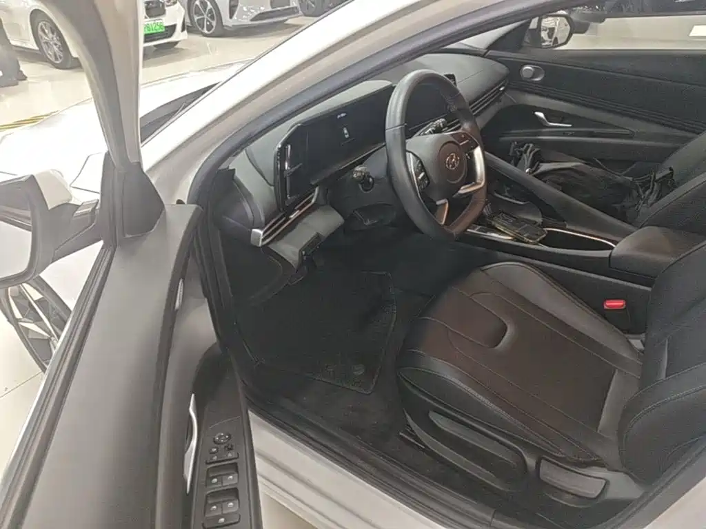 Hyundai Elantra — фото 16