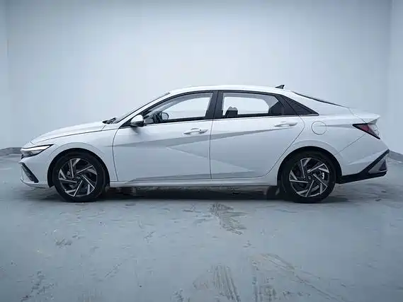 Hyundai Elantra — фото 2