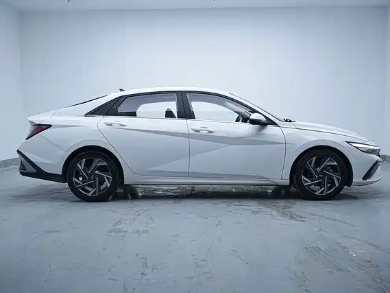 Hyundai Elantra — фото 3