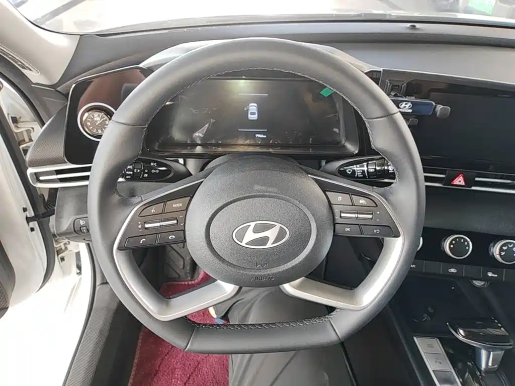 Hyundai Elantra — фото 11