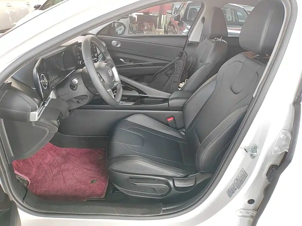 Hyundai Elantra — фото 15