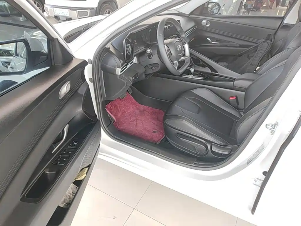 Hyundai Elantra — фото 16
