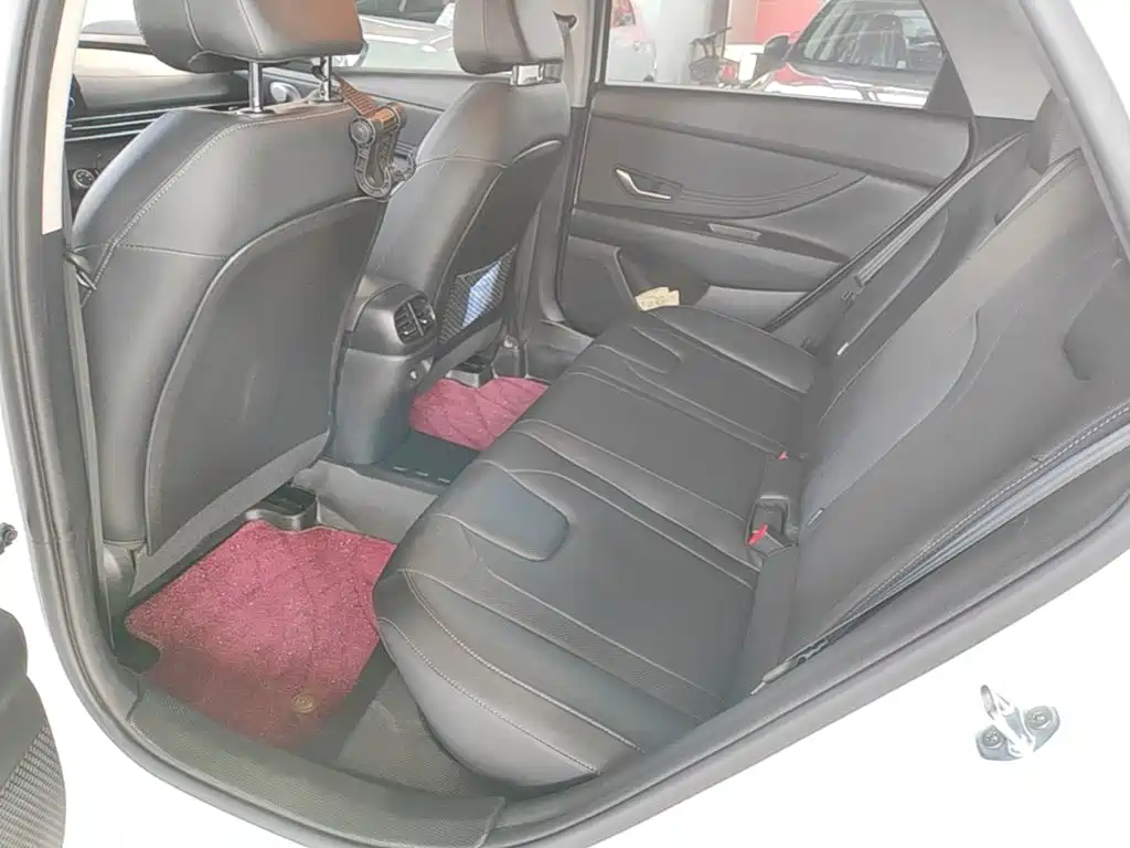 Hyundai Elantra — фото 17
