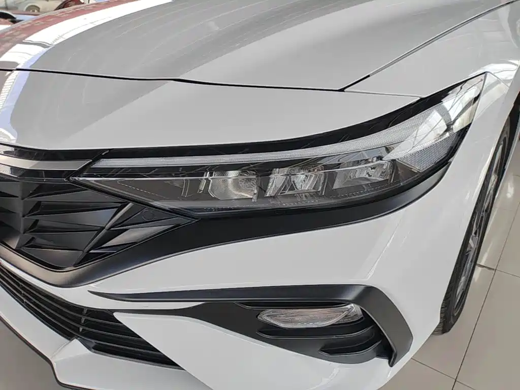 Hyundai Elantra — фото 24
