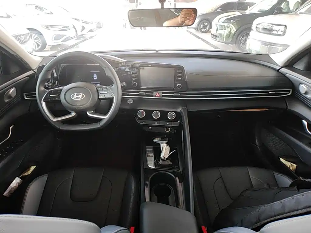 Hyundai Elantra — фото 10