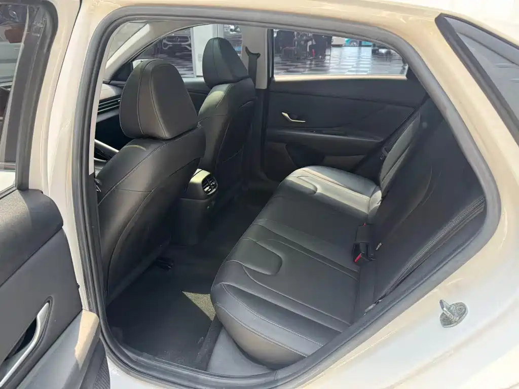 Hyundai Elantra — фото 20