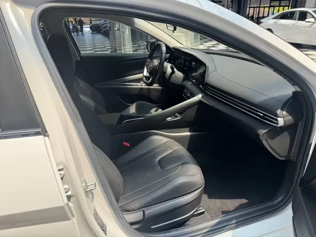 Hyundai Elantra — фото 22