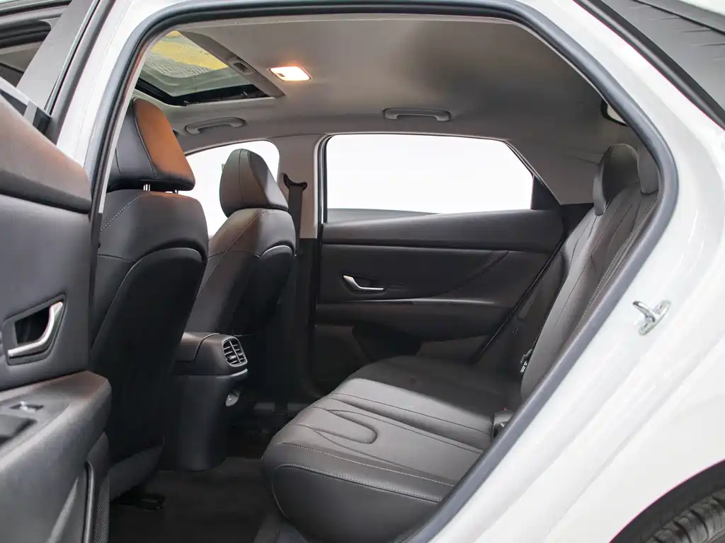 Hyundai Elantra — фото 15
